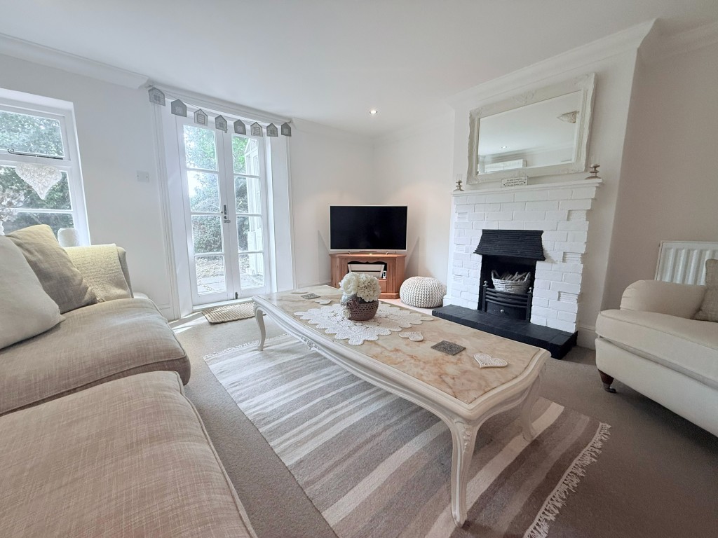 Lot: 159 - THREE-BEDROOM COTTAGE CLOSE TO TOWN CENTRE AND SEAFRONT - Living Room